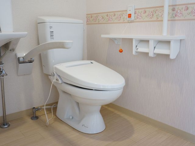 手すり付き清潔なトイレ トイレ 手すりが設置された使い勝手の良いトイレです。安全かつ快適にお使いいただける環境を整えています。
