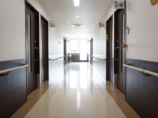 廊下の手すりとドア