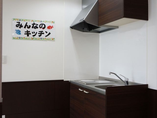 キッチンのシンクとキャビネット キッチン 清潔感のあるキッチンスペースです。料理やお茶を自由に楽しめる環境が整っています。