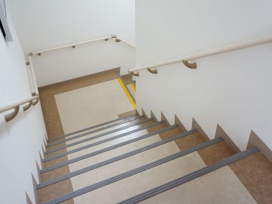 清潔な施設の階段