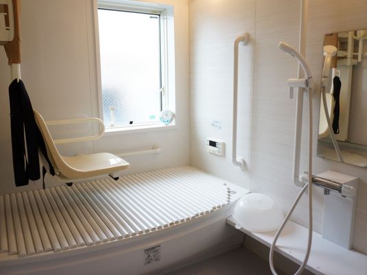 バリアフリー設計の浴室