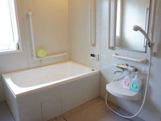 介護用バスタブと手すり