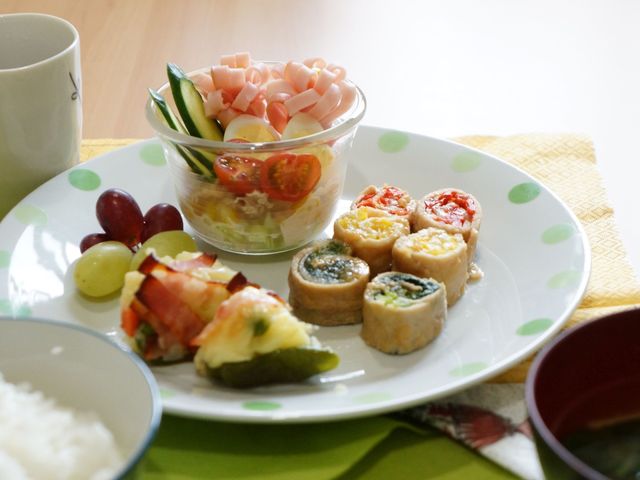 カラフルな盛り付けの料理 食事 手作り感のあふれる彩り豊かな料理が並ぶ、アットホームな食環境です。栄養バランスも考えられたメニューで皆様の健康を支えます。