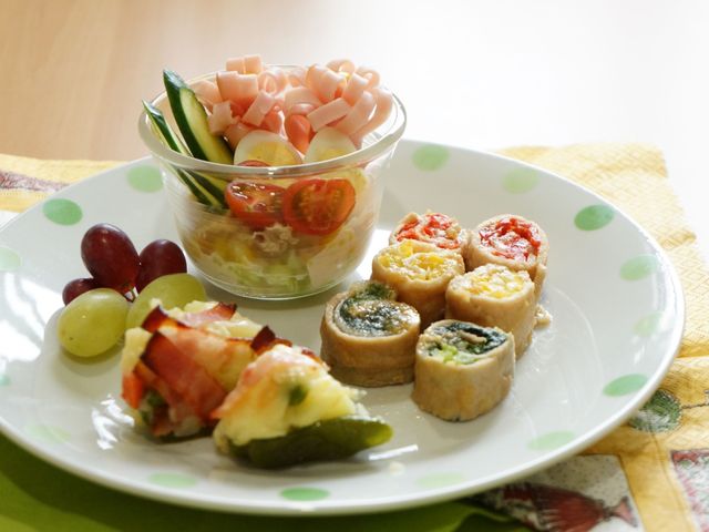 カラフルな手作り料理 食事 彩り豊かな手作り料理が並び、栄養バランスを考慮した食事の提供にこだわりを持っています。