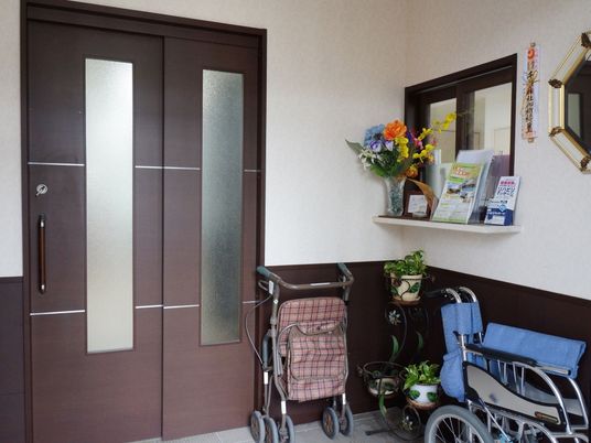 廊下の車椅子と荷物カート