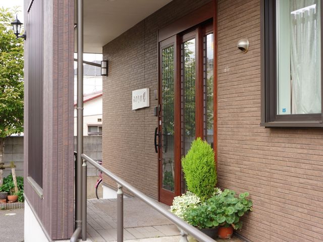 庭先の入り口と手すり 玄関 手すりが備えられた入り口は安全で、訪れる人々を暖かく迎えます。フレンドリーな雰囲気の空間がここにあります。