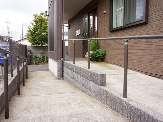 手すり付きのエントランス
