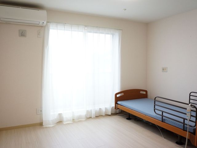 清潔感のある居室 居室 広々とした空間と柔らかな光が入る安らぎの居室です。エアコン完備で、快適な住まい作りを支援しています。
