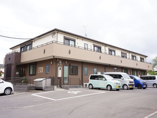 清潔感のある建物外観 外観 手入れが行き届いた建物です。職員用の車や便利な駐車スペースがあり、来訪しやすい環境が整っています。