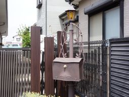 エントランスの灯りと郵便受け