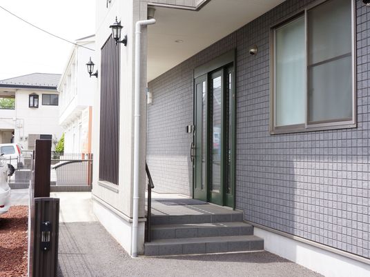 清潔感のある建物入口