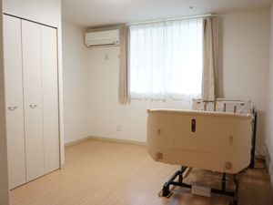 明るい居室の様子
