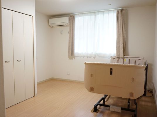 明るい居室の様子