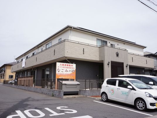 外観の明るい建物