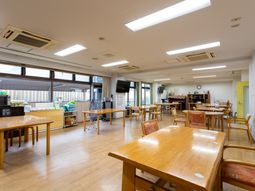 明るい空間の食堂