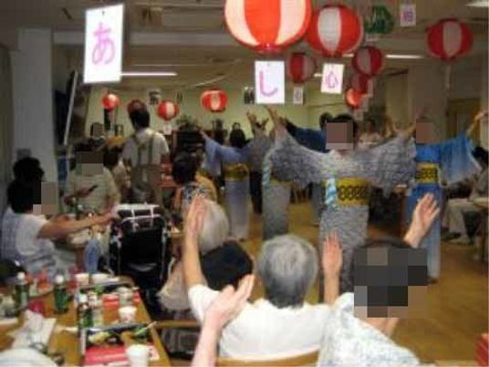 盆踊りを楽しむ居室