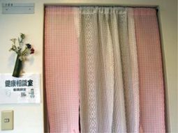 明るいカーテンの窓辺