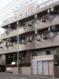 明るい外観のビル