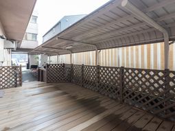 屋根付きウッドデッキ