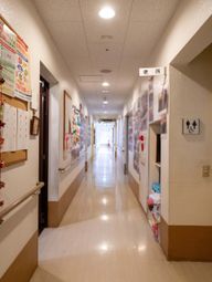 照明のある長い廊下