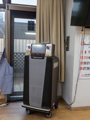 カラオケセットがある室内
