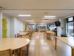 自然光が入る食堂