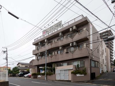 茶色の建物の外観