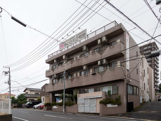 茶色の建物の外観