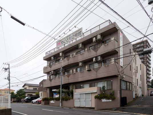 茶色の建物の外観
