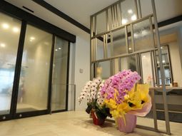 エントランスの華やかな花々