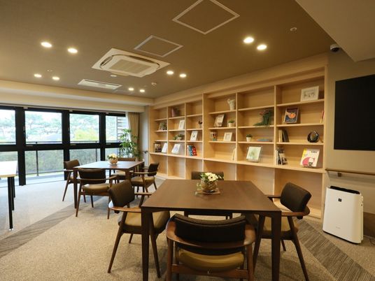 穏やかな光のラウンジ