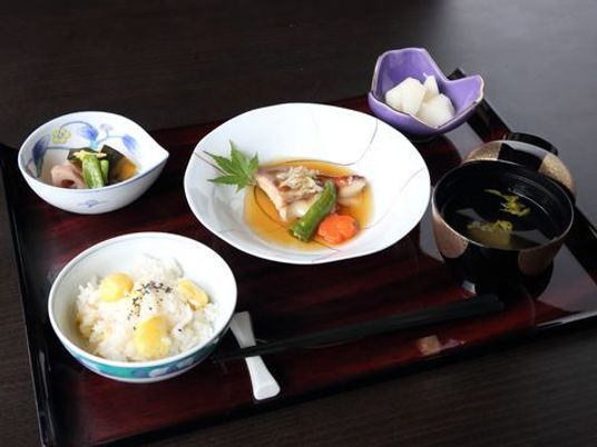 和食の並んだ食事膳