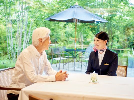 会話する男性とスタッフ