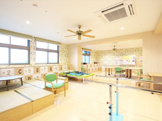 機能訓練室の明るい空間