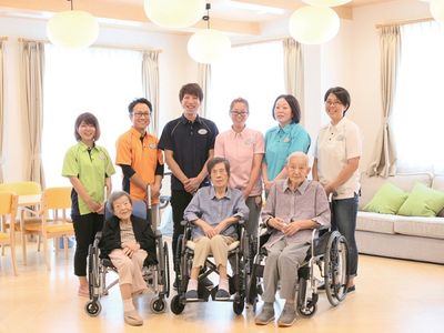 笑顔のスタッフとご利用者様