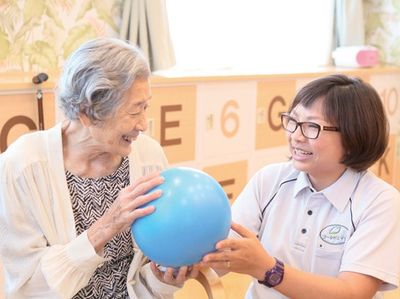 笑顔でボールを持つ人々