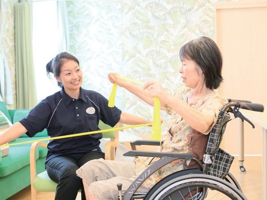 機能訓練を行うスタッフと利用者