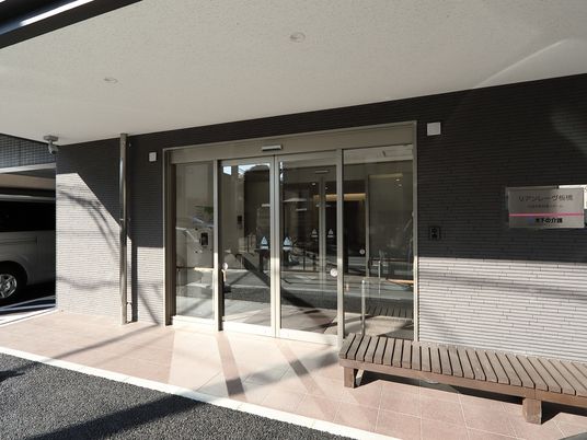 エントランスの明るい日差し