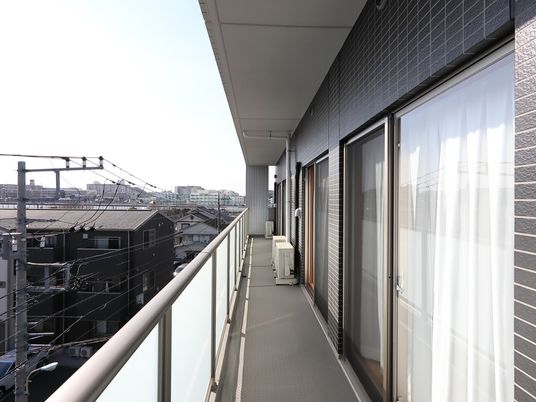 都市の景色が望めるバルコニー