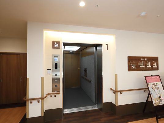 清潔感のあるエレベーターホール