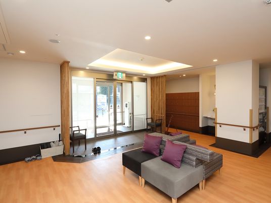 広々とした明るいロビー