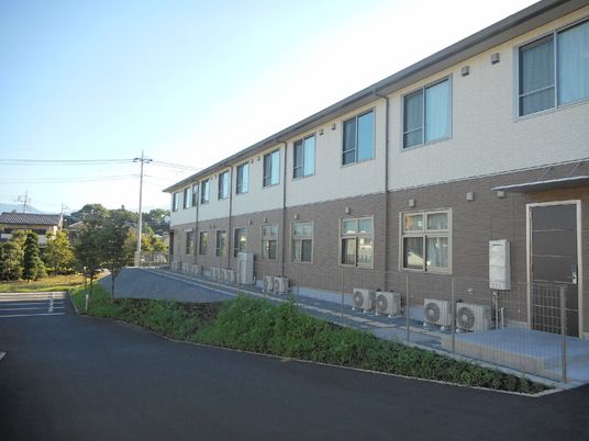 明るい日ざしの建物外観