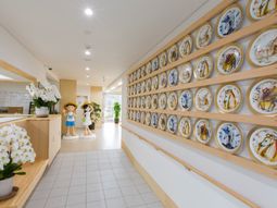 明るい廊下の装飾品