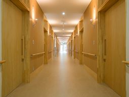 木目調の温かみのある廊下