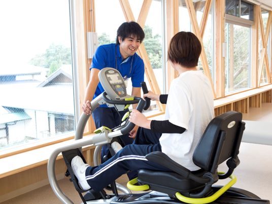 運動する人々とスタッフ