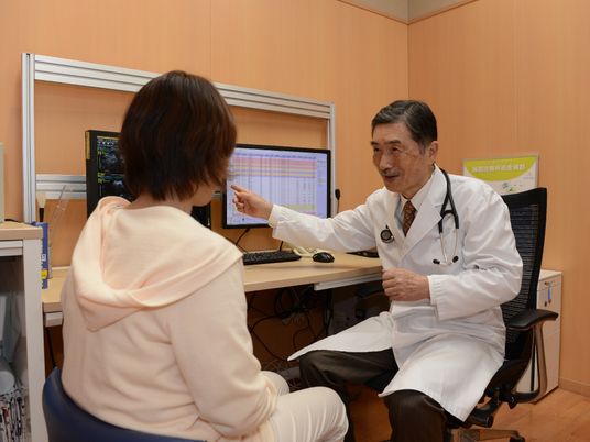 医師と話す女性