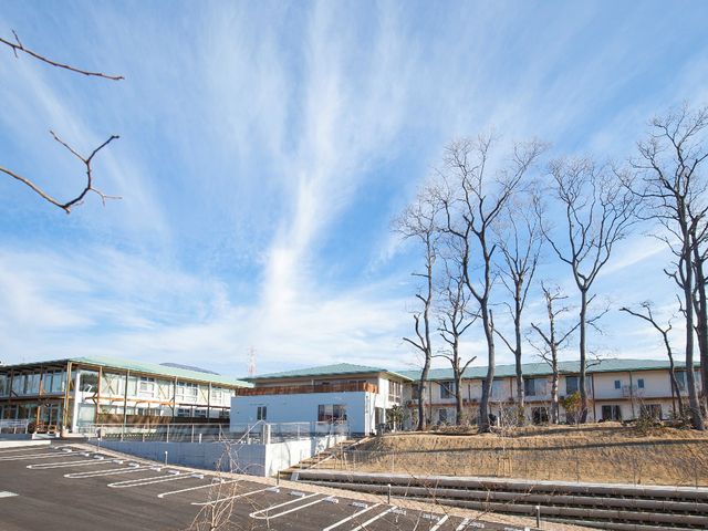 広々とした快適な外観 外観 青空が広がる爽やかな一日、快適で清潔感のあふれる空間が皆様をお迎えします。こちらの環境での就業もおすすめです。