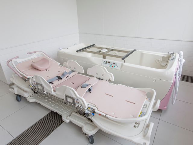 バリアフリー設計の浴室 浴室 清潔感のあふれる浴室では、最新のバリアフリー設計を取り入れ、安全で快適なバスタイムをサポートしています。