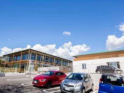 明るい外観の建物