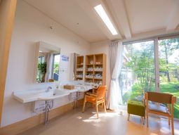 明るい洗面所と緑の景色